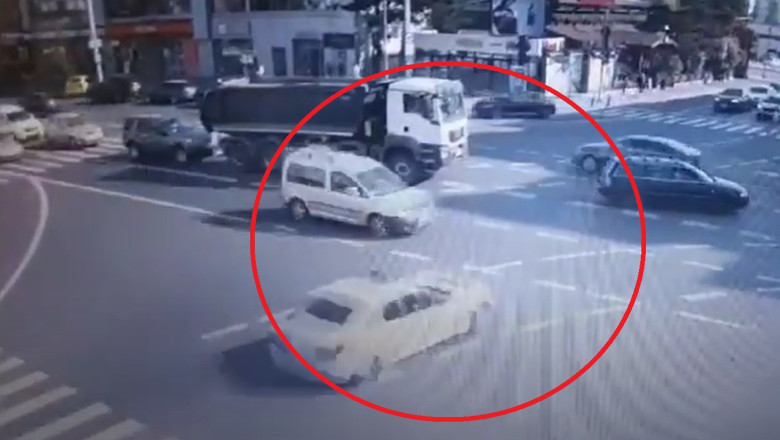 Momentul in care o masina de politie in misiune este lovita in plin de un alt sofer, intr-o intersectie din Iasi Imagine