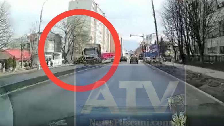 Momentul in care o remorca plina cu lemne se rastoarna. Bustenii cazuti pe trotuar au ranit 3 oameni Imagine