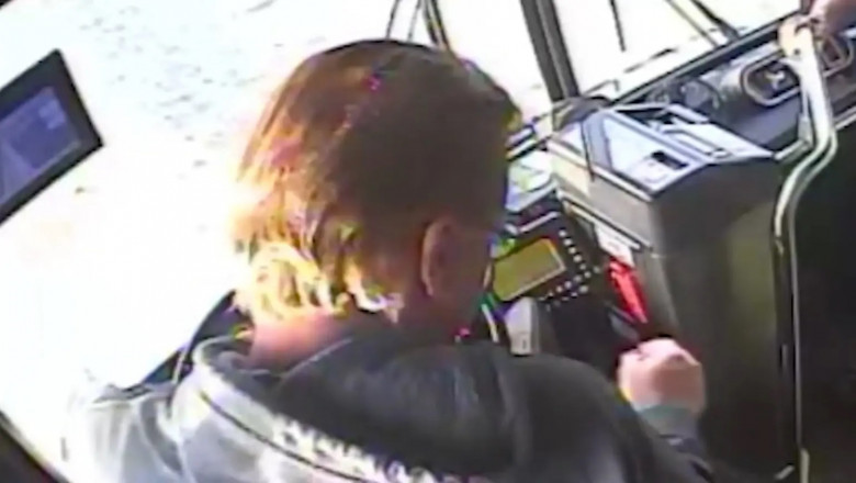 Momentul in care pasagerii unui autobuz din Colorado preiau controlul vehiculului si impiedica un accident, dupa ce soferul lesina Imagine