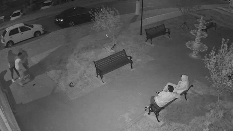 Momentul in care primarul de la Cernavoda este atacat pe strada. Femeia il impinge, iar preotul ii arunca telefonul Imagine