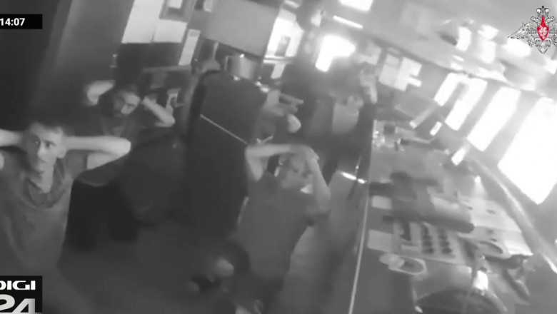 Momentul in care rusii ataca nava civila in Marea Neagra. Soldatii urca la bord si intra peste marinari. Vasul este in portul Sulina Imagine