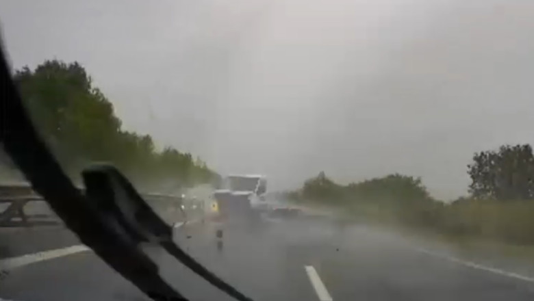 Momentul in care soferul unei autoutilitare pierde controlul volanului. Accident pe A1 surprins cu o camera de bord Imagine