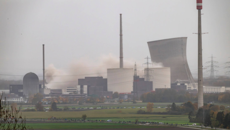Momentul in care sunt demolate doua turnuri de racire ale unei centrale nucleare din Germania Imagine