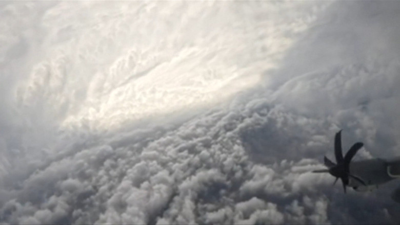 Momentul in care un avion al Fortelor Aeriene americane zboara in interiorul furtunii Melissa. Imagini uluitoare din ochiul uraganului Imagine