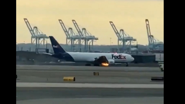 Momentul in care un avion Boeing 767 aterizeaza cu motorul in flacari. „Credem ca am vazut motorul cazand de pe aripa dreapta” Imagine