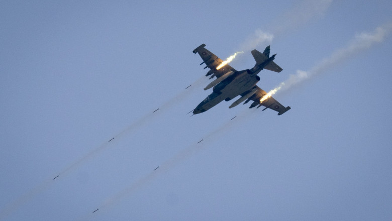 Momentul in care un avion Su-25 rusesc se prabuseste in regiunea Donetk, cel mai probabil doborat de avionul cu care zbura in formatie Imagine