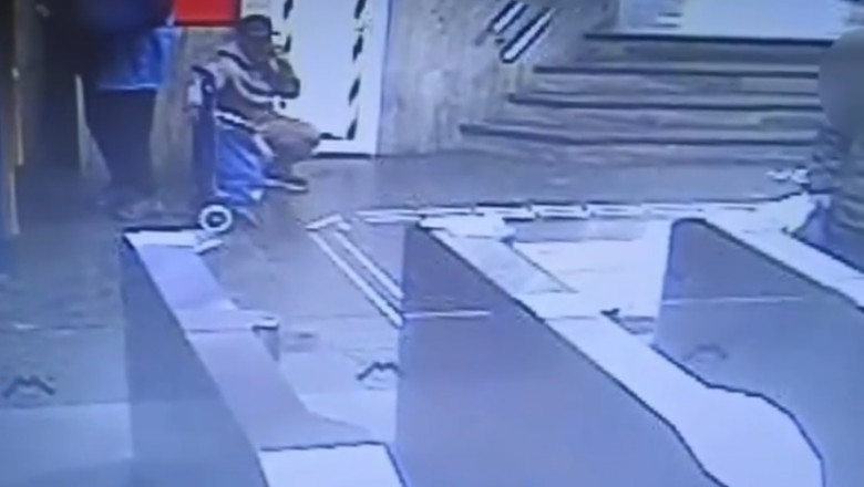 Momentul in care un barbat fura telefonul unei persoane intr-o statie de metrou din Capitala, surprins de camerele de filmat Imagine