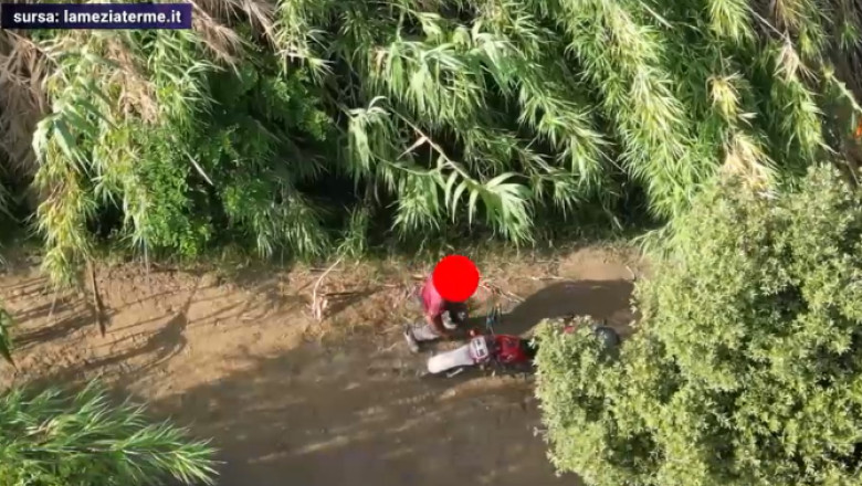 Momentul in care un barbat incendia o zona verde din Italia a fost surprins din drona. Reactia piromanului Imagine