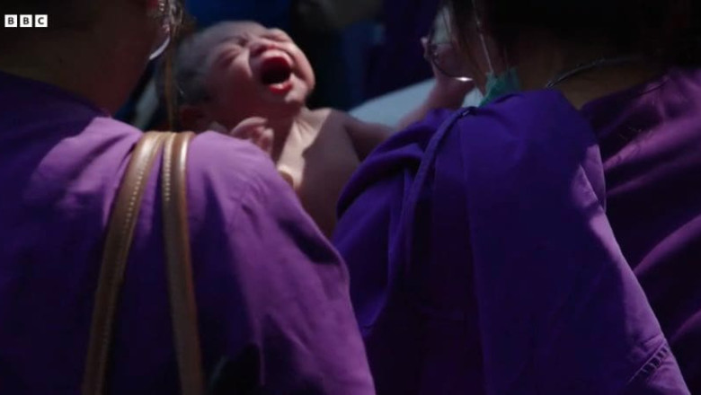 Momentul in care un bebelus s-a nascut in mijlocul dezastrului dupa cutremurul din Myanmar. Toate spitalele, evacuate de urgenta Imagine