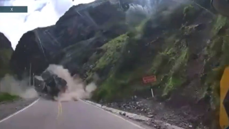 Momentul in care un bolovan urias cade peste un camion. Soferul a supravietuit miraculos Imagine