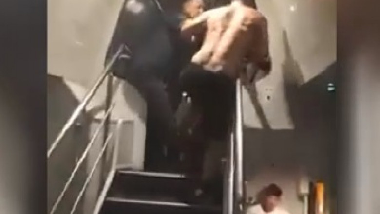 Momentul in care un controlor este luat la bataie in tren. Agresorul este cautat de politie Imagine
