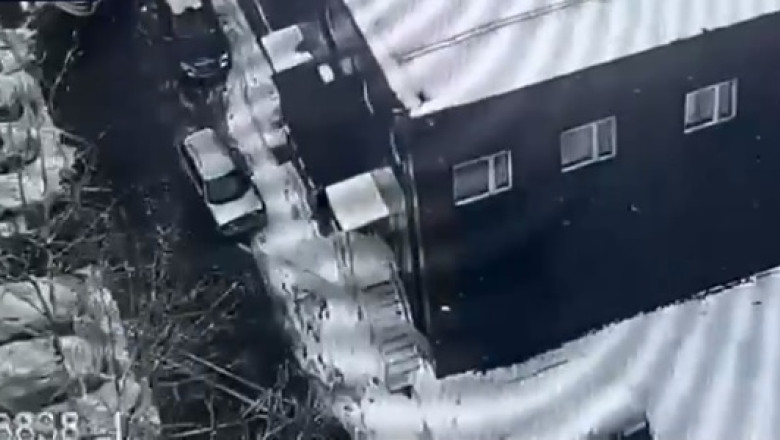 Momentul in care un general rus a fost la un pas de moarte dupa ce un turture urias a cazut peste el Imagine