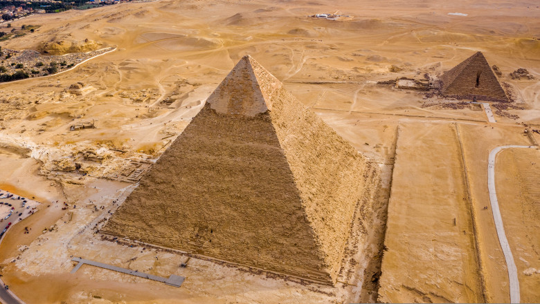 Momentul in care un parapantist descopera un catel in varful uneia dintre cele mai mari piramide din Egipt. Imaginile au ajuns virale Imagine