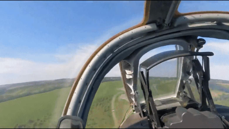 Momentul in care un pilot rus se catapulteaza dupa ce avionul sau e lovit de antiaeriana ucraineana Imagine