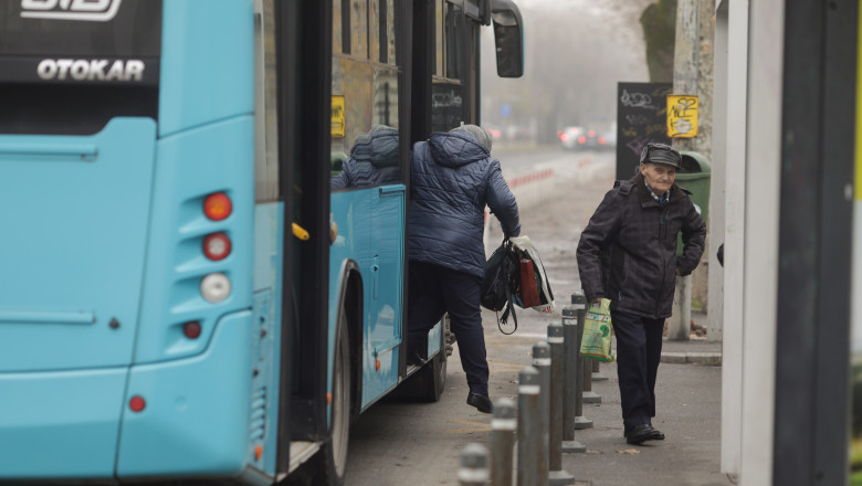 Momentul in care un sofer de autobuz stropeste o femeie cu doi copii. Care a fost reactia STB Imagine
