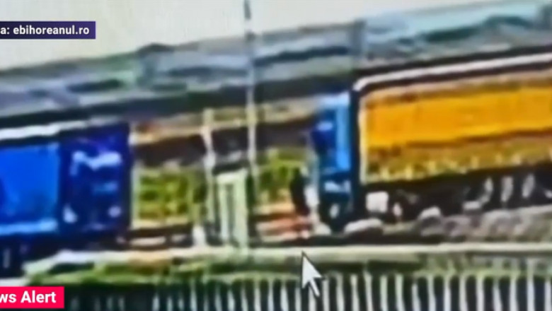 Momentul in care un sofer loveste intentionat cu TIR-ul un barbat, in vama Bors. Cei doi se certasera din cauza locului la cantar Imagine