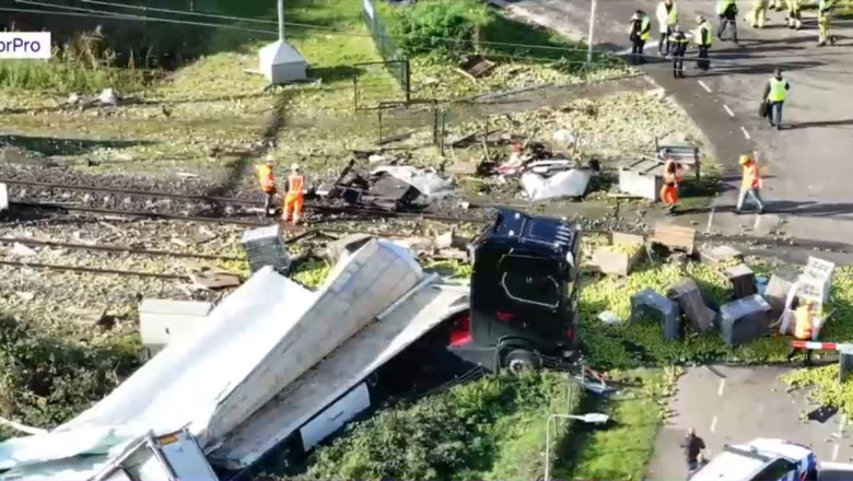 Momentul in care un TIR este spulberat de un tren pe o trecere de cale ferata Imagine