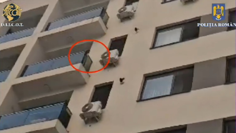 Momentul in care un traficant de droguri arunca marfa pe geam, pentru a scapa de mascati. Politistii din fata blocului au filmat totul Imagine