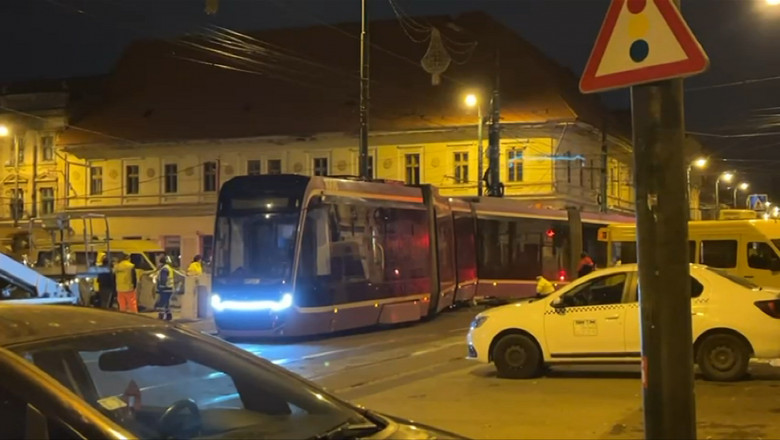 Momentul in care un tramvai din Timisoara sare de pe linii si ajunge pe trotuar. Din primele informatii, de vina ar fi fost vatmanul Imagine
