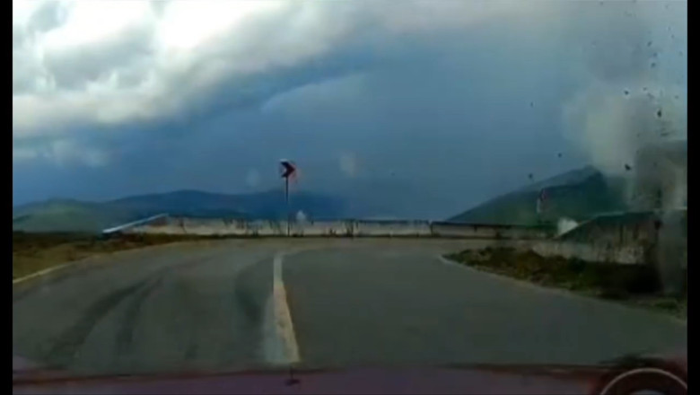 Momentul in care un trasnet loveste fix langa o masina, pe Transalpina. Vremea extrema a facut ravagii in mai multe zone din tara Imagine