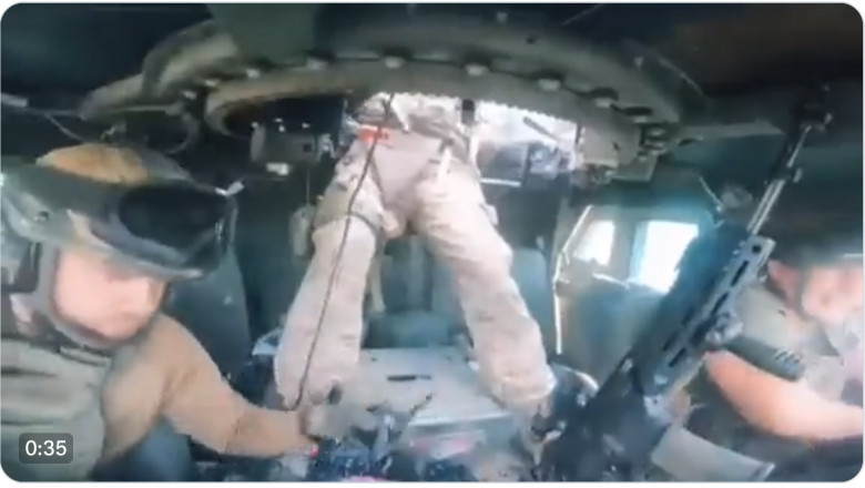 Momentul in care un vehicul de lupta Humvee american calca peste o mina in Ucraina si sare in aer. Soldatii scapa in mod miraculos Imagine