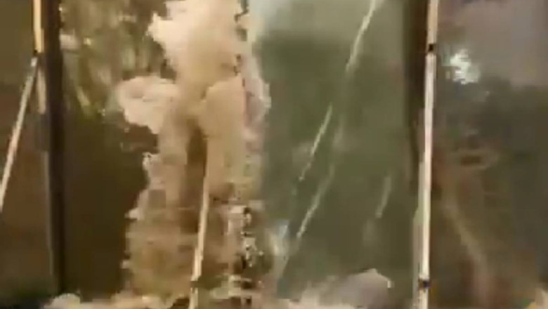 Momentul in care valurile taifunului Ragasa sparg usile din sticla ale unui hotel din Hong Kong Imagine