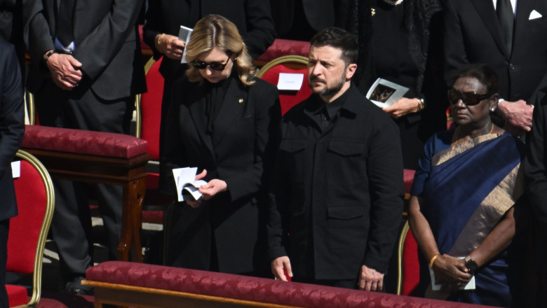 Momentul in care Volodimir Zelenski e aplaudat de multime, la sosirea in Piata Sfantul Petru pentru funeraliile papei Francisc Imagine