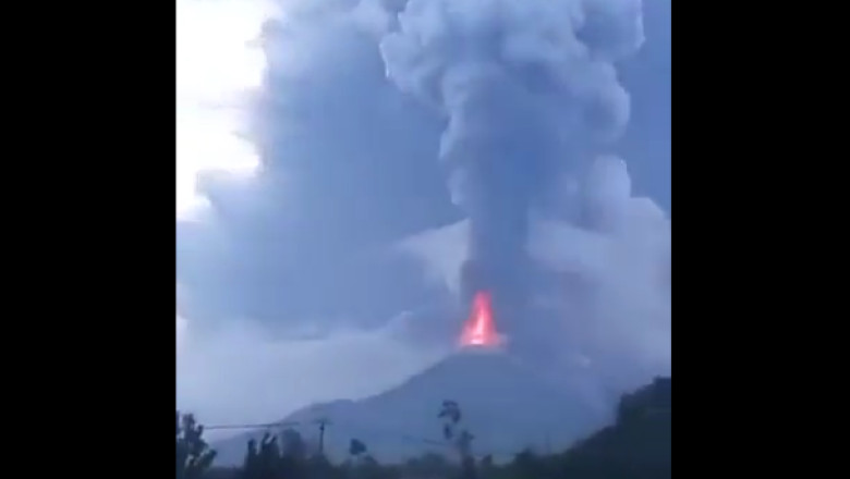 Momentul in care vulcanul Ulawun din Papua Noua Guinee erupe. Norul de cenusa s-a ridicat pana la 15.000 de metri Imagine