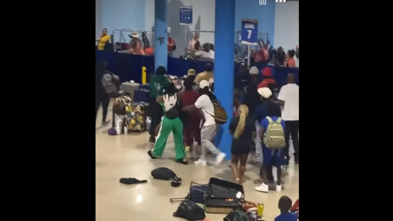 Momentul in care zeci de oameni se iau la bataie, la debarcarea de pe un vas de croaziera. 24 dintre ei au interzis pe navele companiei Imagine