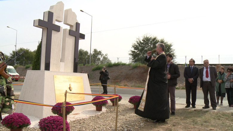 Monument, in cinstea eroilor Imagine