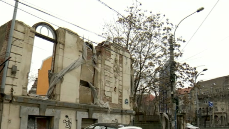 Monumente istorice, lasate in paragina. Dupa ce timpul le distruge, proprietarii construiesc blocuri sau cladiri de birouri Imagine