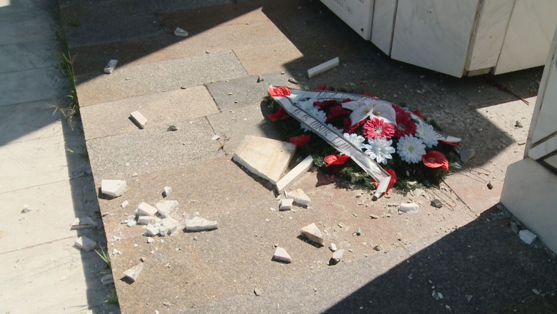 Monumentul Eroilor se scufunda! Mai multe elemente arhitecturale au cazut  Imagine
