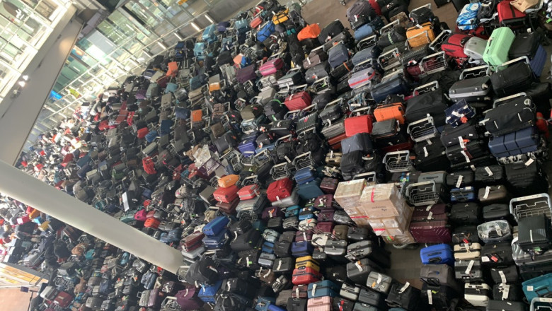 Mormanele de bagaje sunt tot mai mari pe aeroportul Heathrow din Londra, desi pasagerilor li s-a spus ca se va rezolva in doua zile Imagine