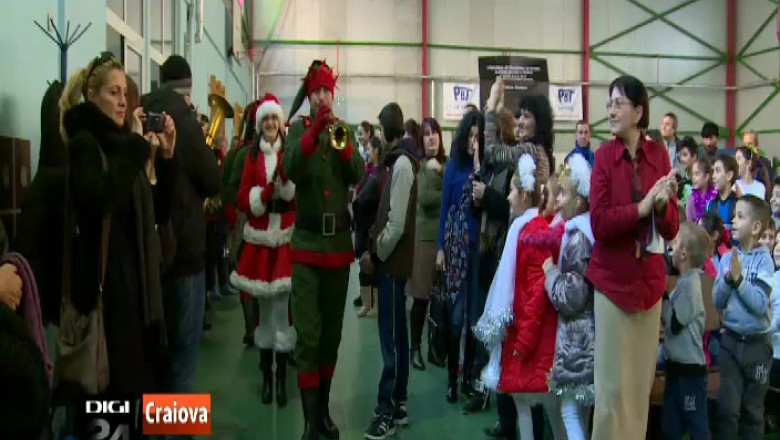 Mos Craciun a ajuns la Liceul cu Program Sportiv „Petrache Triscu” din Craiova Imagine