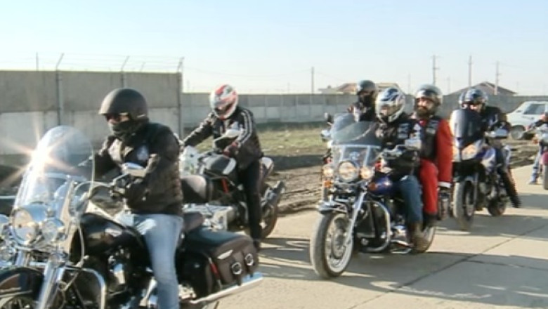 Mos Craciun cu barba neagra si calare pe motor Imagine