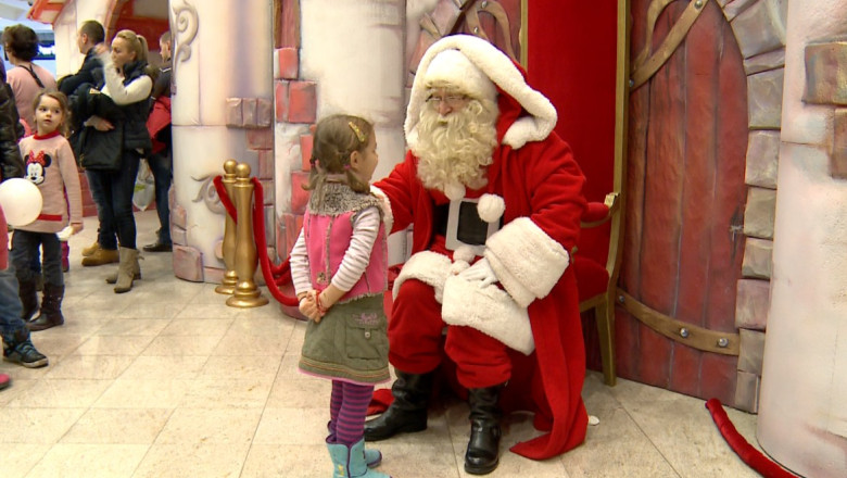 Mos Craciun de la mall. Copiii transmit personal ce-si doresc sa gaseasca sub brad Imagine