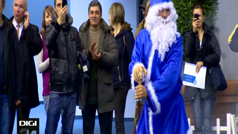 Mos Craciun, in vizita la juniori. Peste 300 de copii au primit cadouri   Imagine