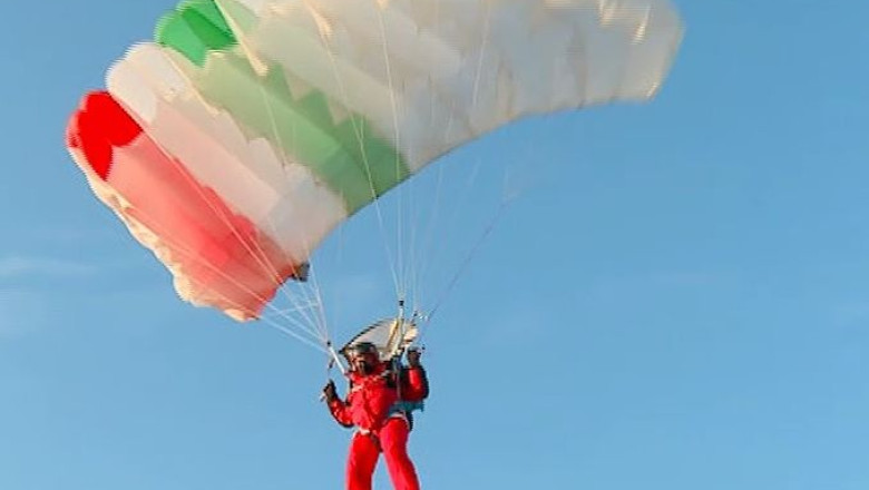 Mos Craciun sare cu parasuta pentru copiii necajiti Imagine