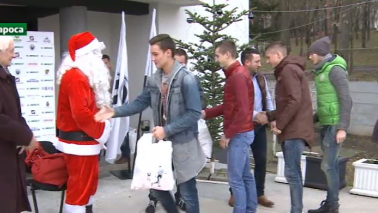 Mos Craciun si ajutoarele sale Imagine