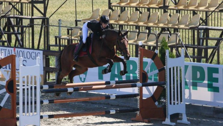 Mos Craciun vine pe cal. Christmas Show: proba de Horse & Bike, bal mascat si sarituri, la Manejul Timisoara Imagine