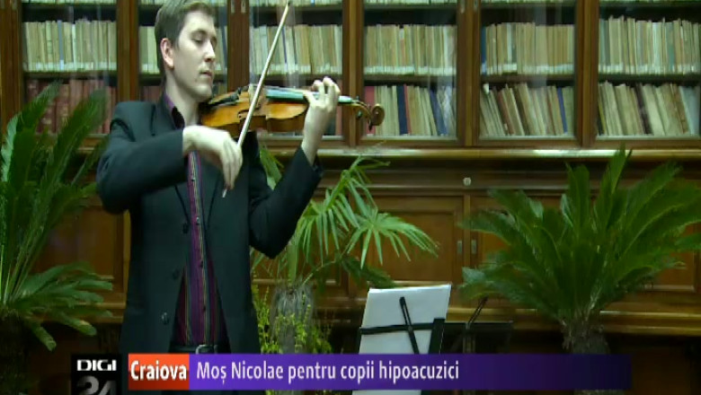 Mos Nicolae pentru copiii Scolii Speciale „Sfantul Vasile" din Craiova Imagine