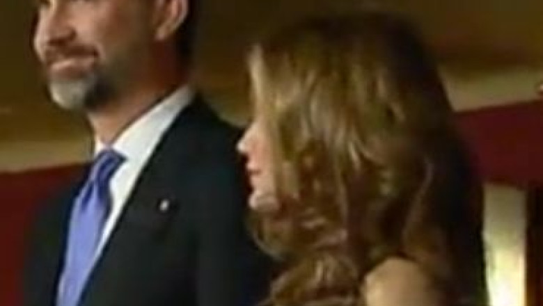 Mostenitorul tronului Spaniei si sotia sa, Letizia, huiduiti si fluierati la Opera din Barcelona Imagine