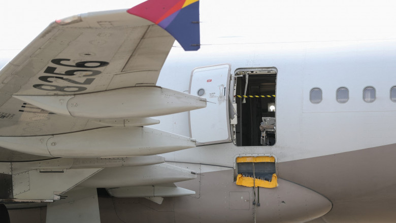 Motivul incredibil pentru care un pasager a deschis usa avionului in timpul zborului Imagine
