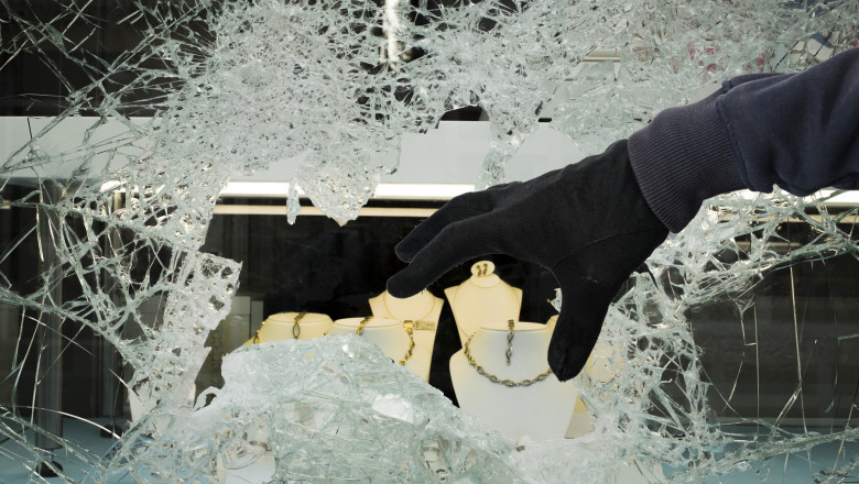 Motivul pentru care un bijutier de lux preferat de printesa Diana a inscenat un jaf de proportii la propriul magazin Imagine