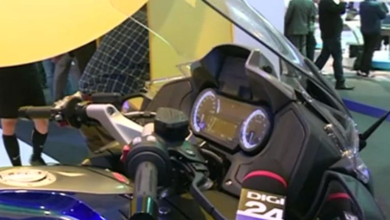 Motocicleta inteligenta, prezentata la Barcelona. Motociclistul poate trimite comenzi verbale vehiculului Imagine