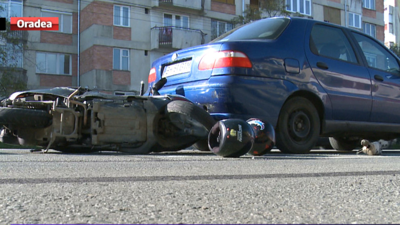 Motociclisti loviti de un taximetru Imagine