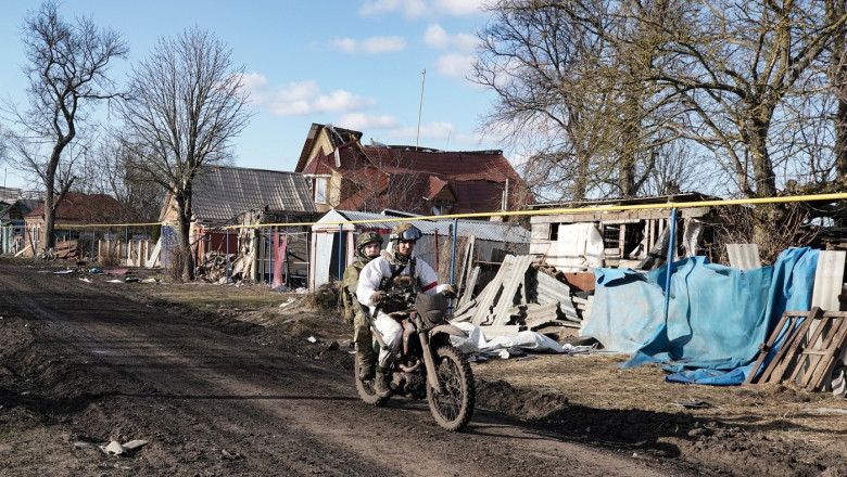 „Motociclistii sinucigasi” ai lui Putin intra in viteza in „tara nimanui” pentru a provoca haos. Tactica tot mai populara pe front Imagine