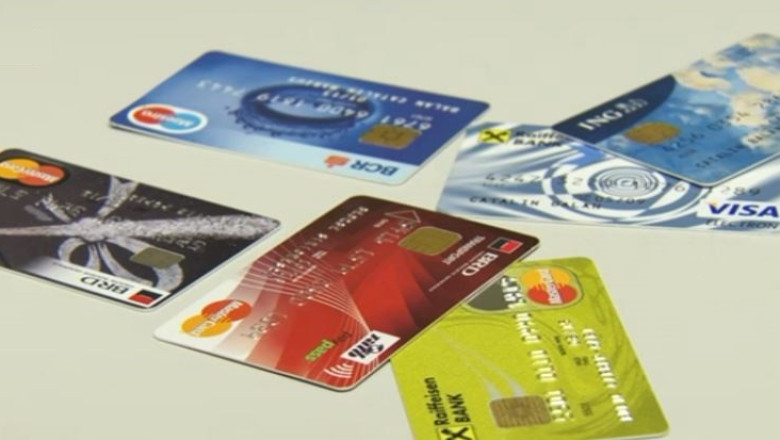 Multi romani reclama ca au primit carduri de cumparaturi desi nu le-au solicitat Imagine