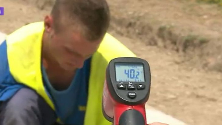 Munca la temperaturi inalte. Angajatii de pe santiere lucreaza in conditii greu de suportat Imagine