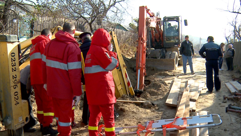 Muncitor prins sub un mal de pamant. Barbatul lucra la reteaua de canalizare din localitatea Barnova Imagine